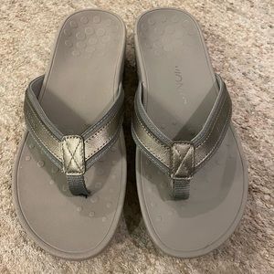 Vionic High Tide sandals, size 8. Light grey with metallic grey on the straps.
